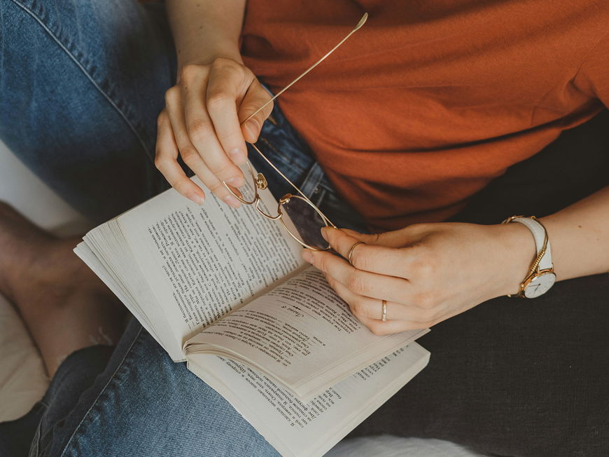 Frau liest ein Buch