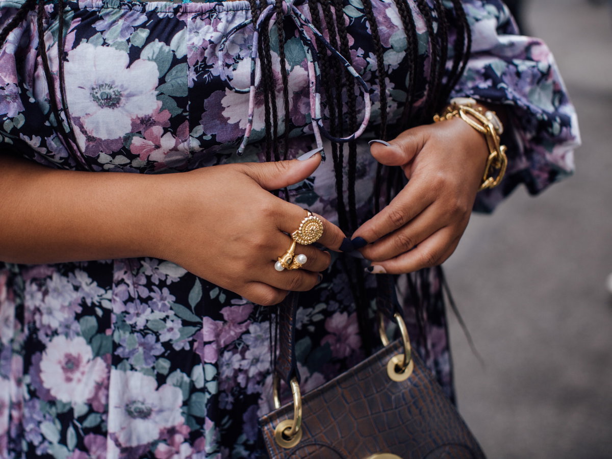 Frau mit Armbändern und Ringen