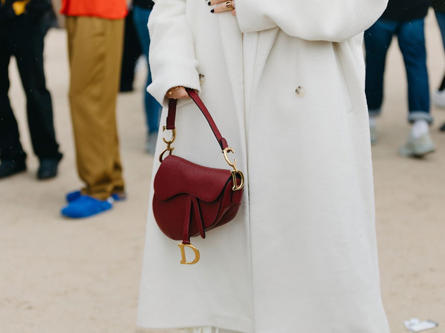 Frau mit Handtasche von Dior