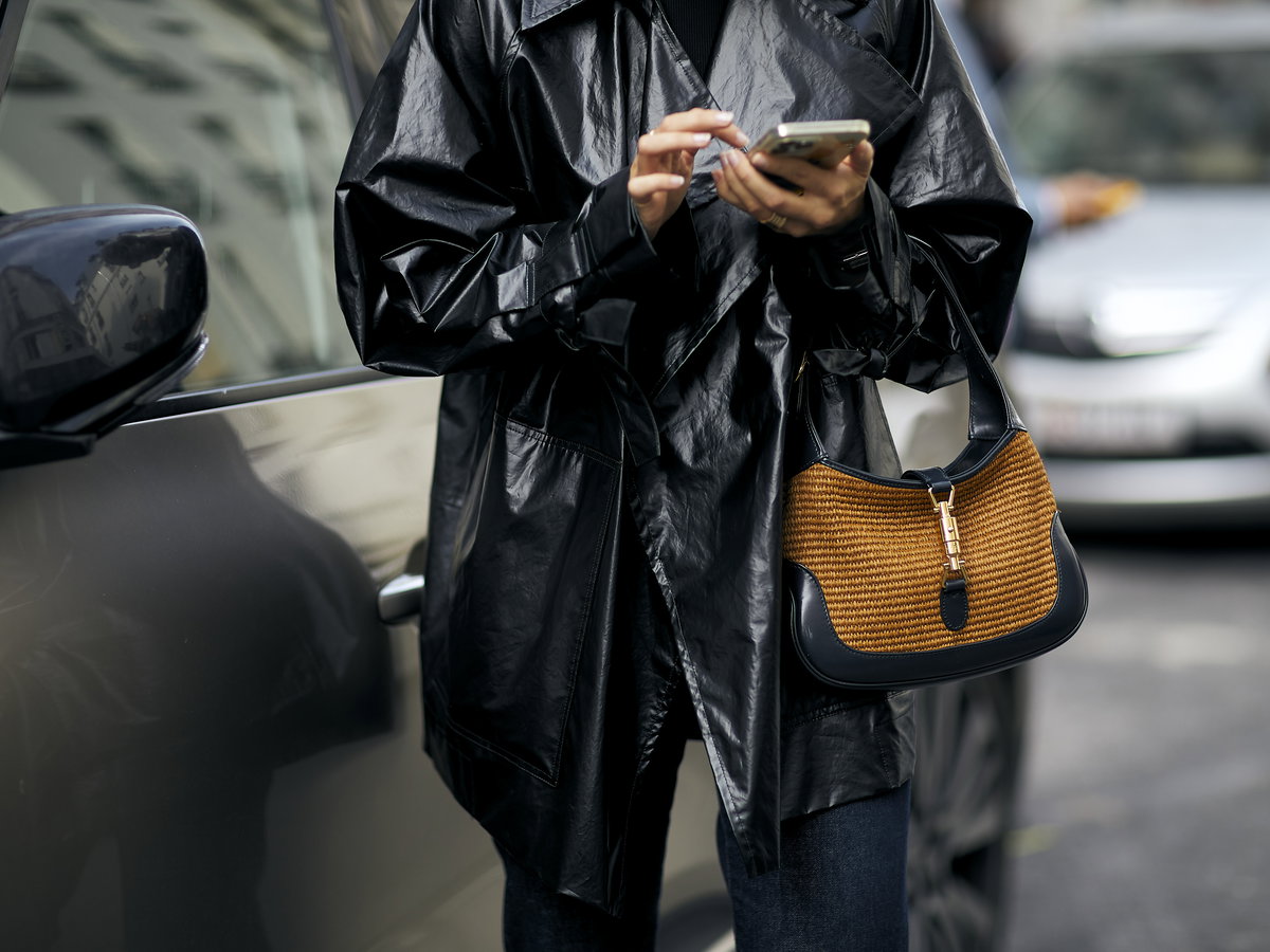 Frau trägt glänzende Jacke