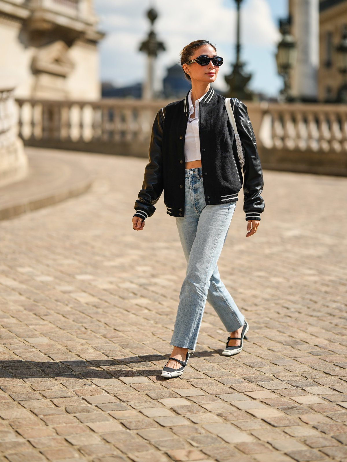 Frau mit Jeans und Kitten Heels