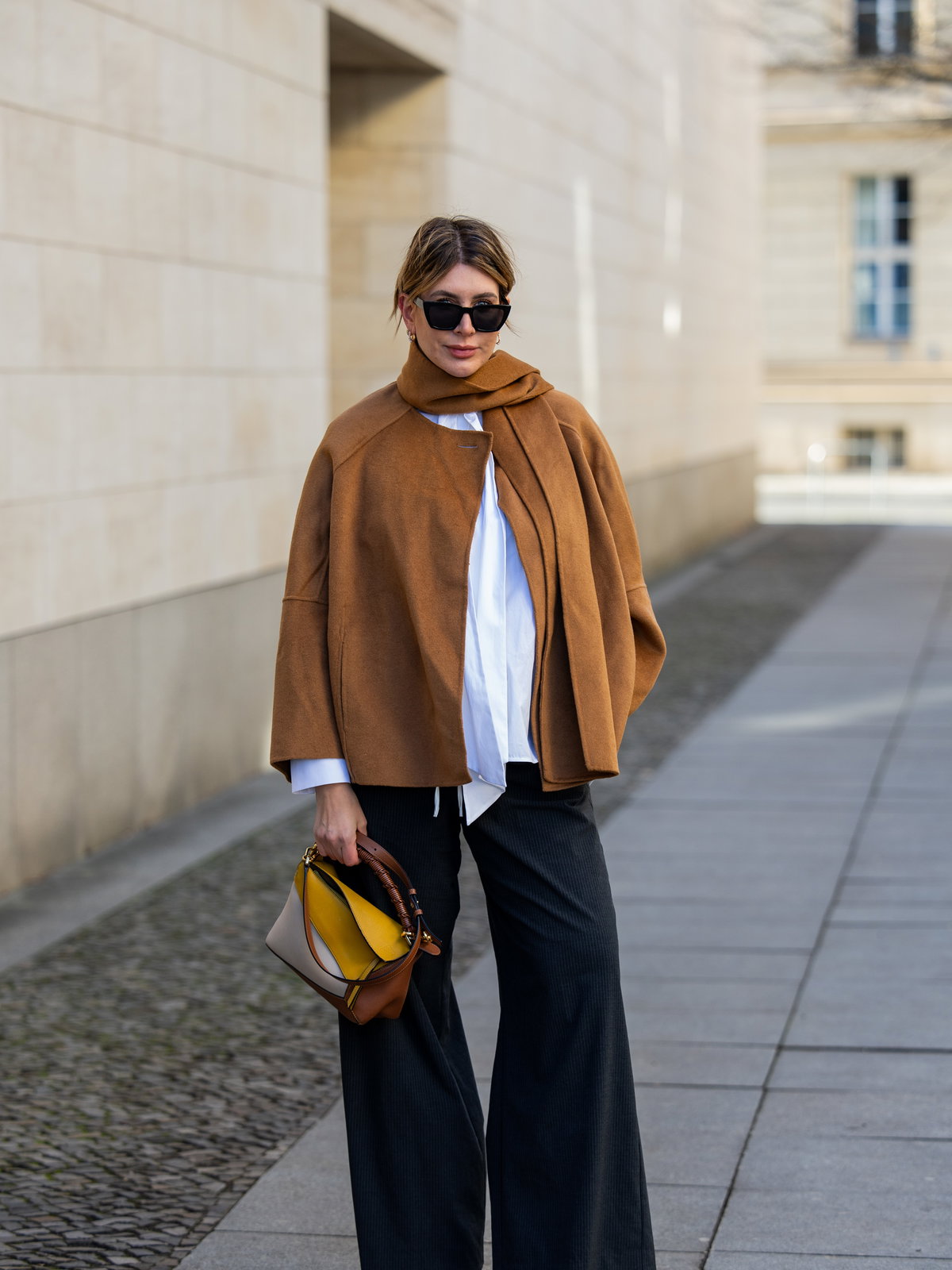 Frau mit Wide Leg Hose und Kitten Heels