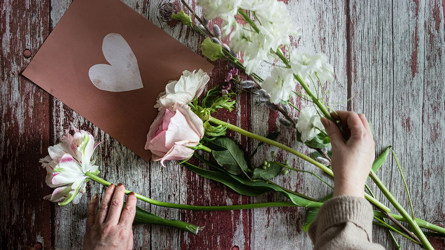Valentinstag 2024: 6 Geschenke, die wir uns selbst gönnen sollten