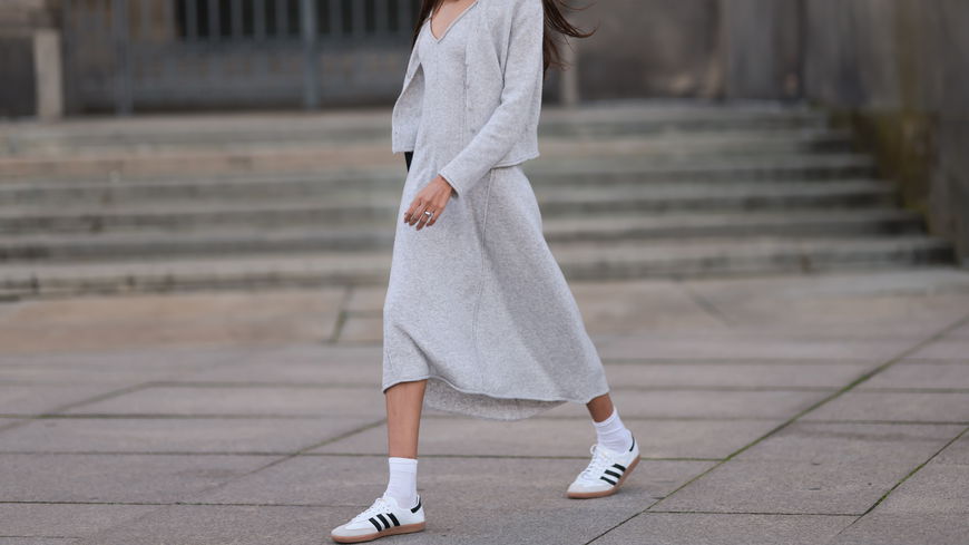 Sneaker zum Kleid: Styling-Tipps und Outfit-Ideen für den Stilbruch
