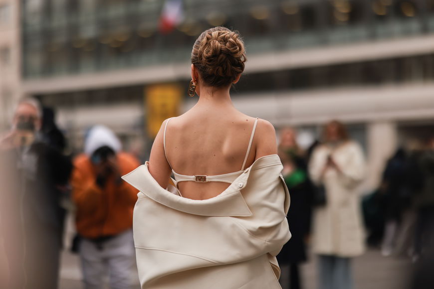 Frau von hinten in elegantem Outfit
