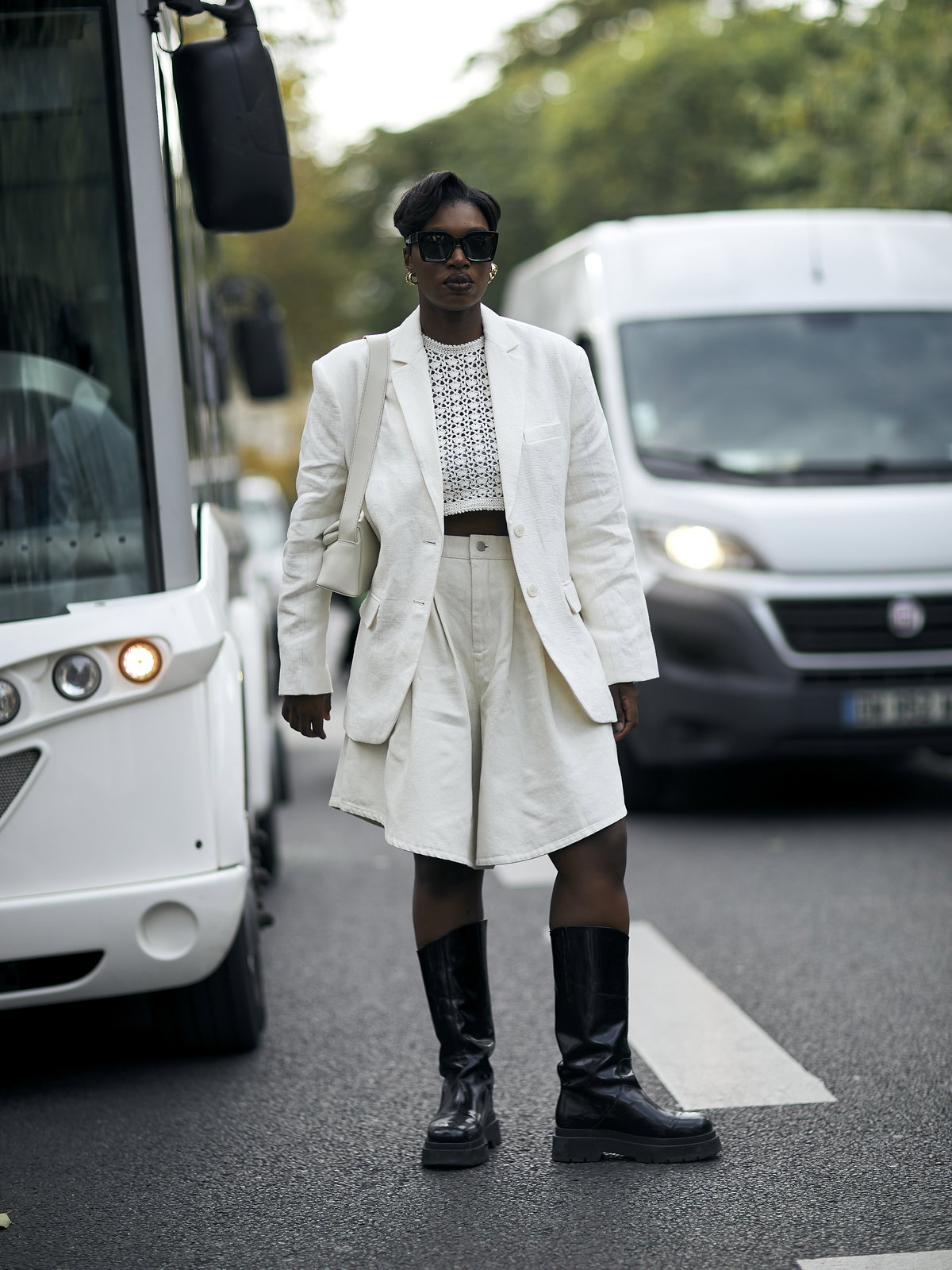 Frau in weißem Look mit schwarzen Boots