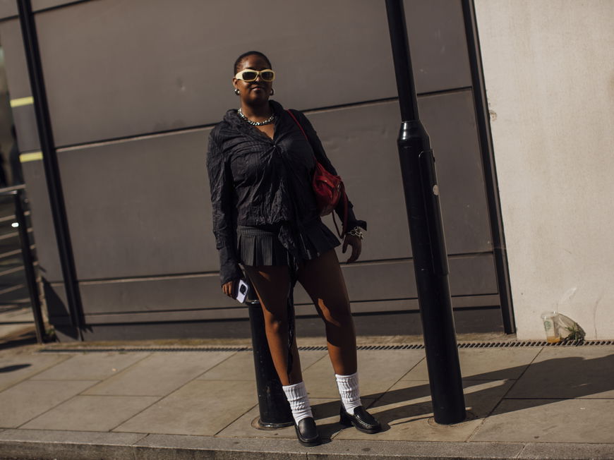 Frau trägt auf London Fashion Week Minirock mit Nadelstreifen