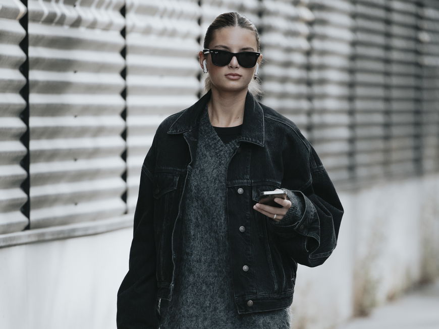 Frau trägt auf Paris Fashion Week Oversized Wollpullover