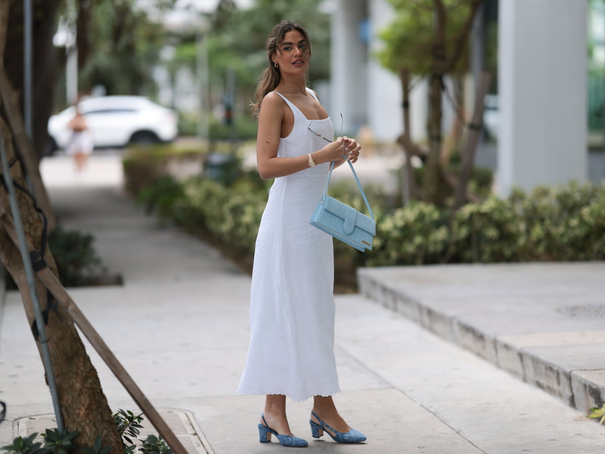Frau in weißem Kleid