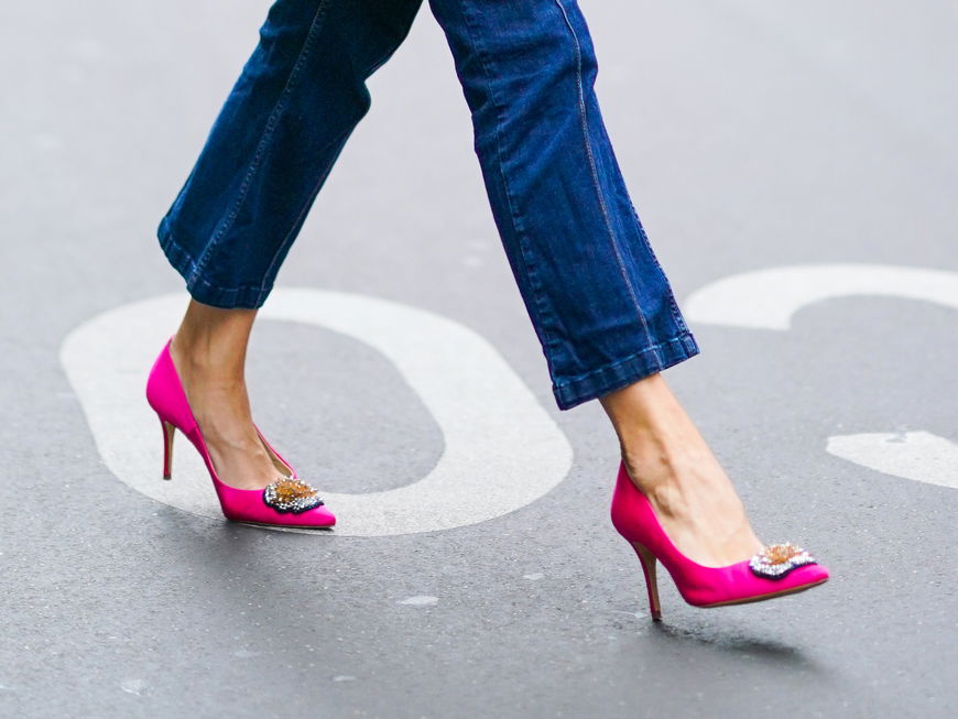 Frau trägt pinke High Heels