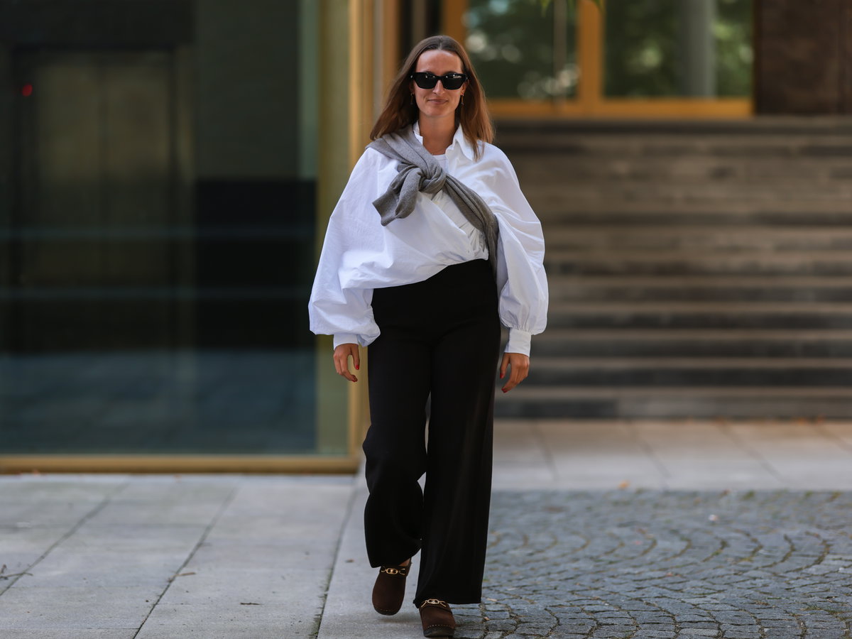 Frau trägt Marlene-Hose