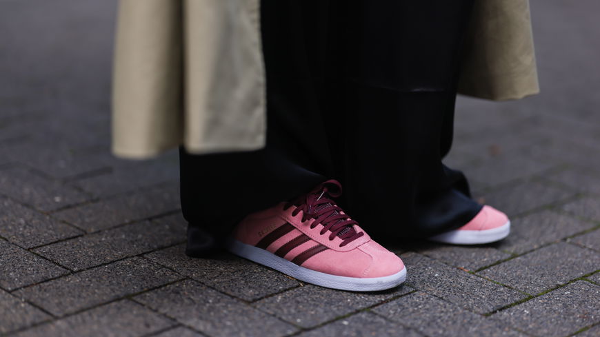 Statt weiße Sneaker: 2024 ist diese Trend-Farbe angesagt