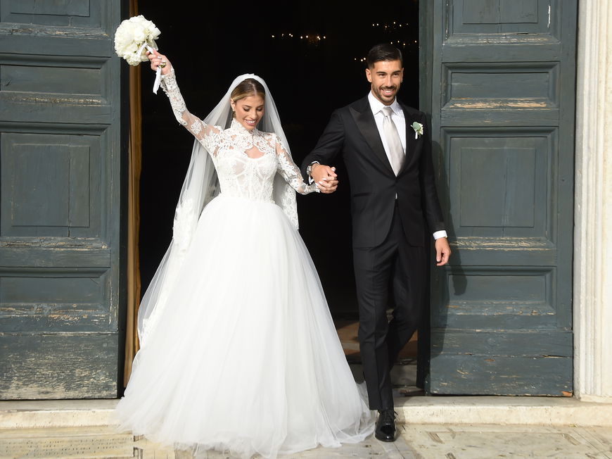 Frau trägt weißes Hochzeitskleid