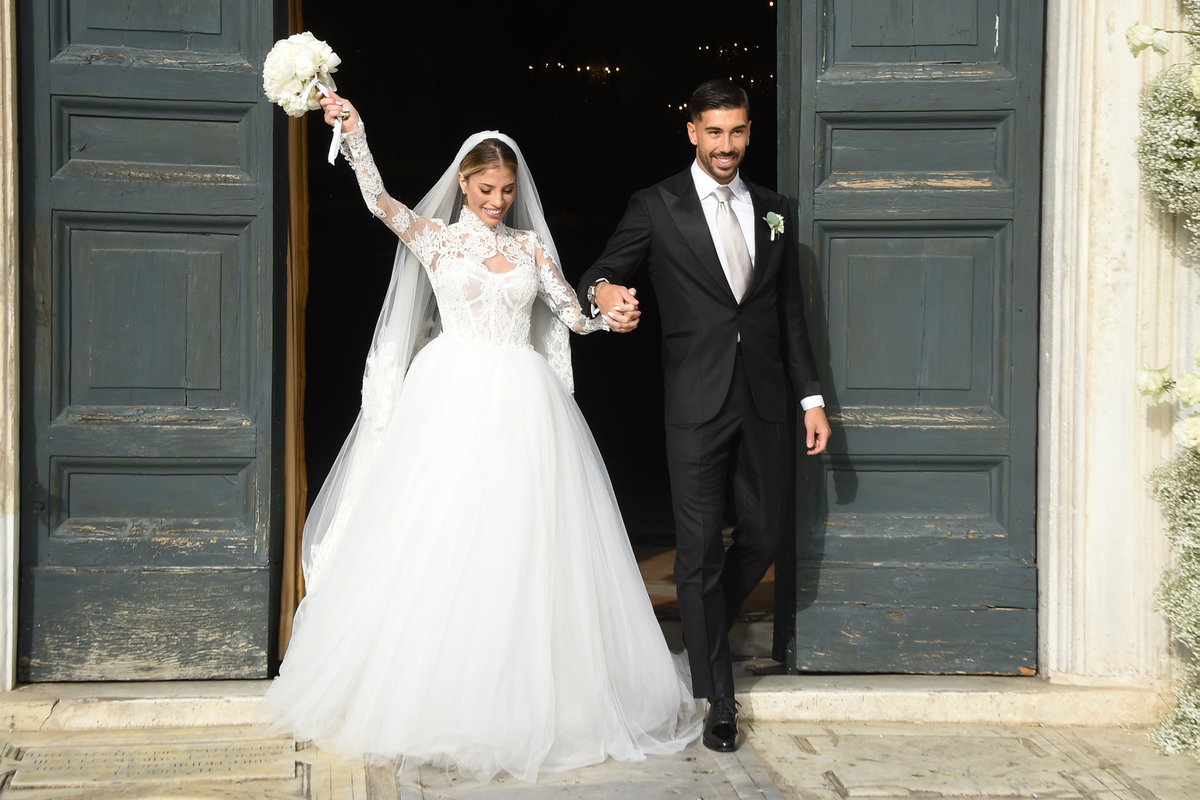 Frau trägt weißes Hochzeitskleid