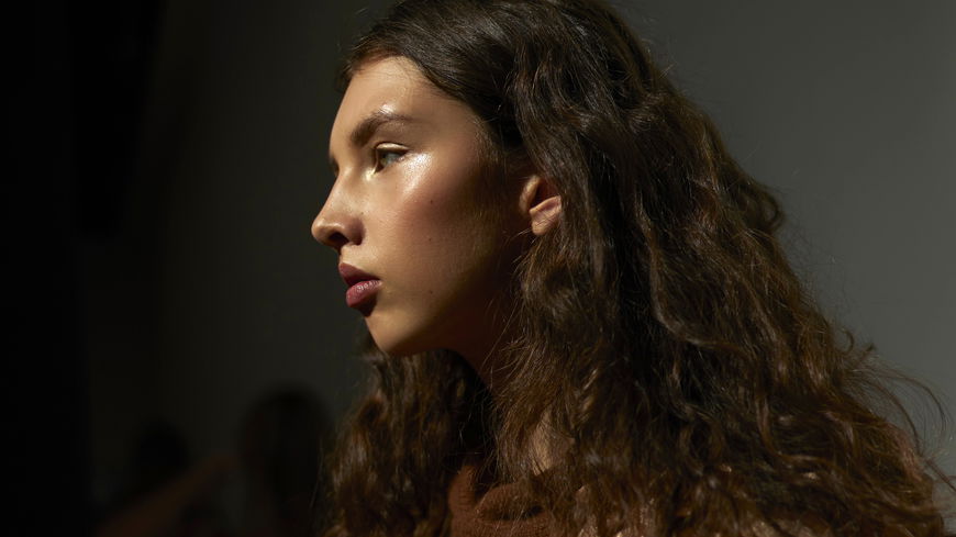 Laut Dr. Emi Arpa: Darum solltest du deine Haare niemals lufttrocknen lassen