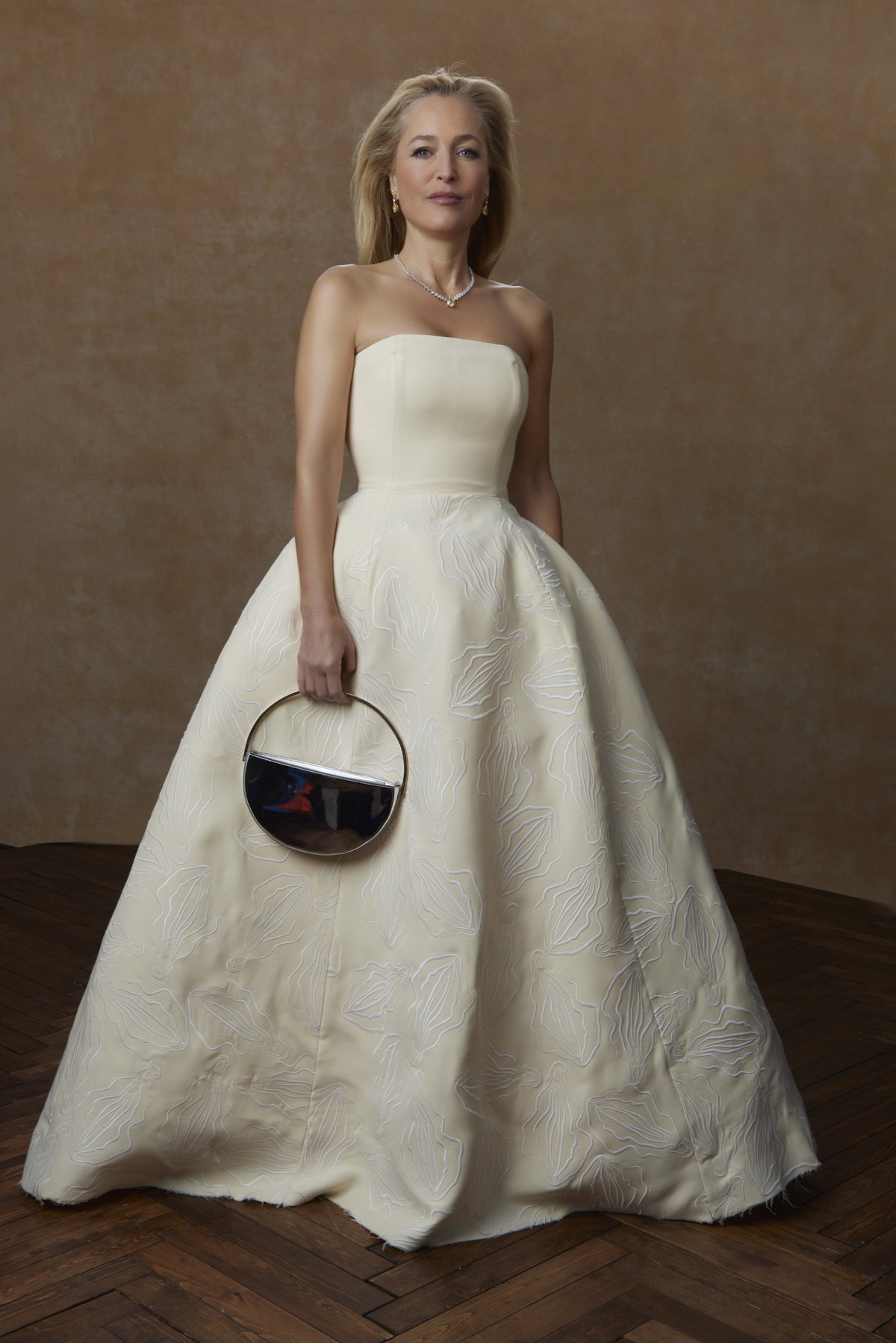 Manche modischen Statements sieht man erst auf dem zweiten Blick. Dies war zumindest bei der Robe des "Sex Education“-Stars Gillian Anderson der Fall. Die Schauspielerin erschien zu den Golden Globes in einem traumhaften Kleid von Gabriela Hearst. Was jedoch zuerst wie ein zarter Blumen-Print auf dem Rock wirkte, entpuppte sich beim genaueren Hinsehen als ein aufgesticktes Muster, das Vulven darstellen soll. "Es war eine Kollaboration mit mir für meine Marke G-Spot.“, verrät Gillian Anderson auf dem roten Teppich. Sie hatte nämlich ein neues Wohlfühl-Getränk unter den Namen auf den Markt gebracht und macht mit ihrem Kleid perfekt Werbung – genial!