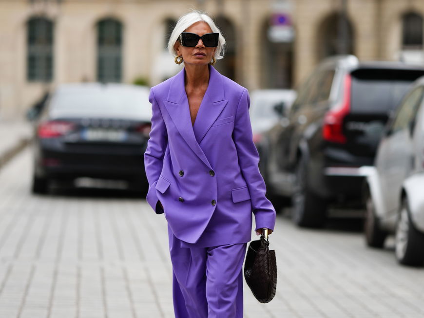 Grece Ghanem trägt lilafarbenen Zweiteiler aus Oversized Blazer und weiter Hose