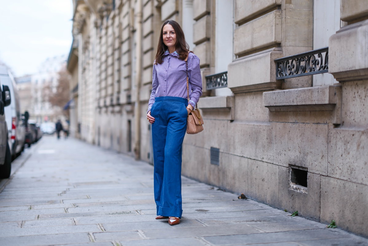 Frau trägt blaue Hose