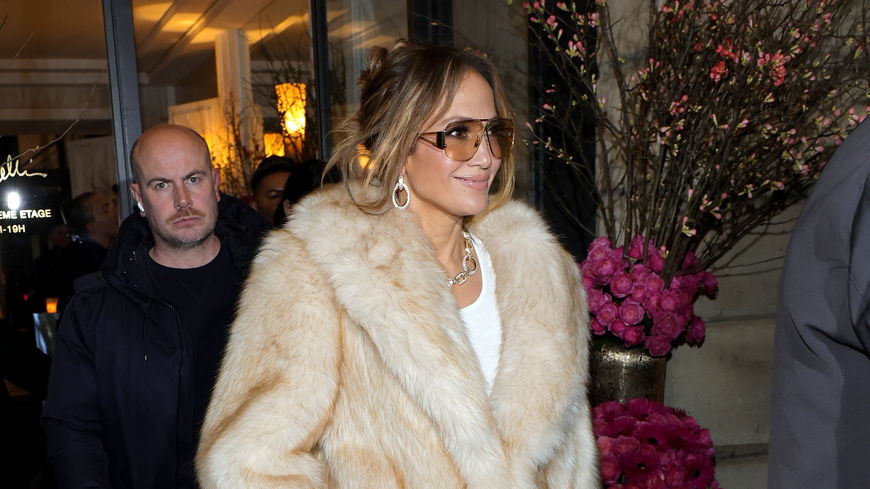 Haute Couture: Jennifer Lopez trägt in Paris den elegantesten Jacken-Trend 2024