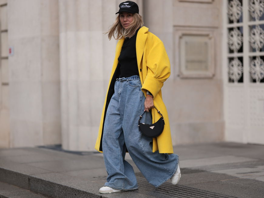 Karin Teigl trägt weiße Sneaker Streetstyle