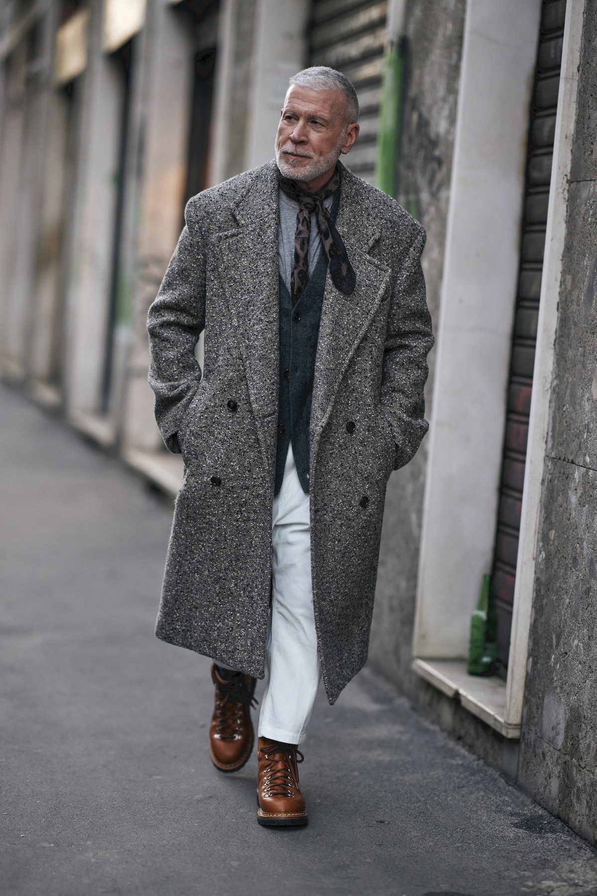 Gast in Look bei der Mailänder Fashion Week