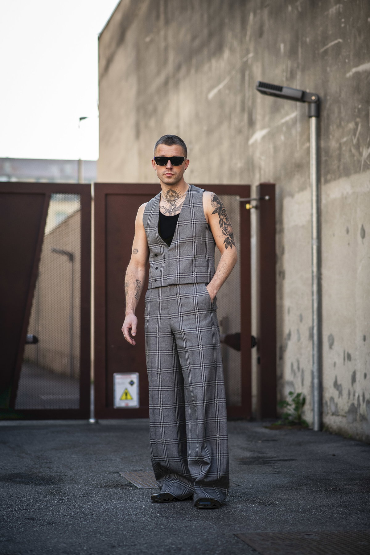 Marcus Butler in Look bei der Mailänder Fashion Week