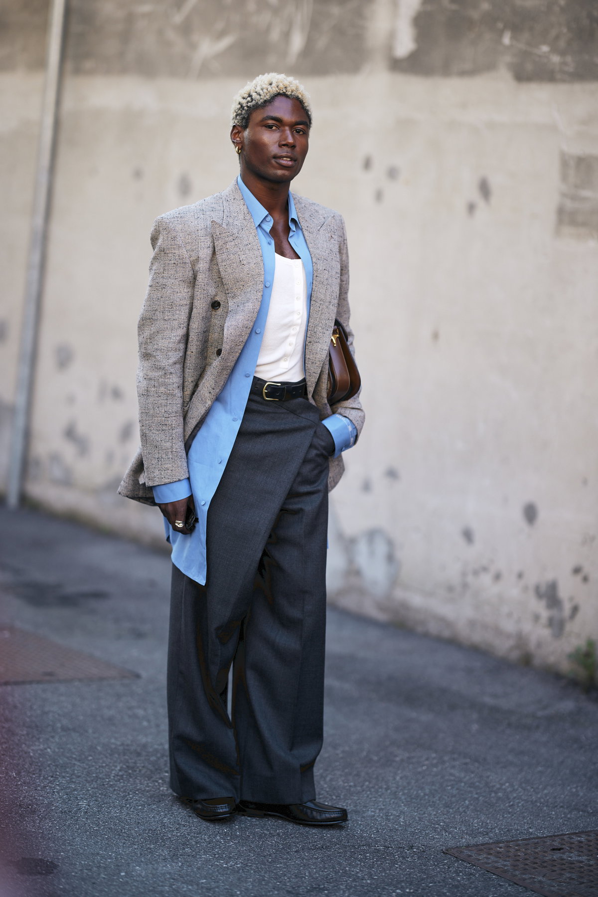 Gast in Look bei der Mailänder Fashion Week