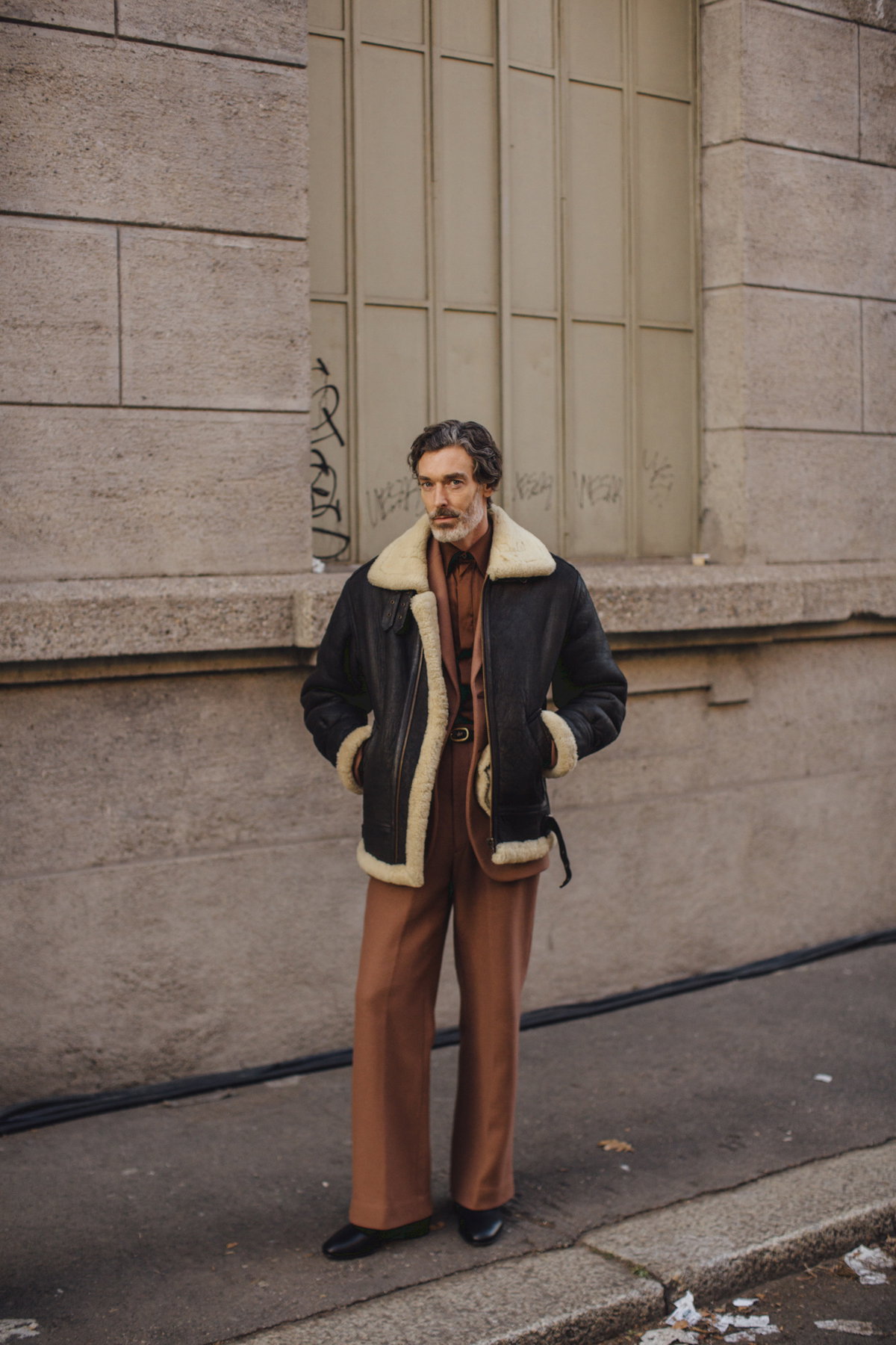 Gast in Look bei der Mailänder Fashion Week