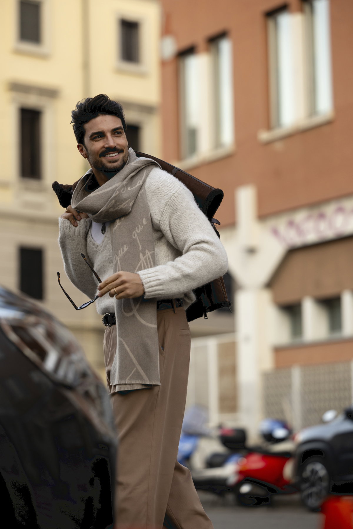 Gast in Look bei der Mailänder Fashion Week