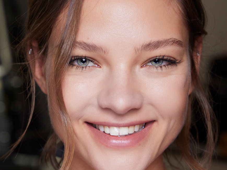 Model lächelt Backstage bei einer Fashion Show