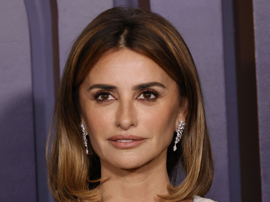 Schauspielerin Penélope Cruz, die anlässlich der 14. Governors Awards der Academy of Motion Picture Arts and Sciences im Ray Dolby Ballroom in Los Angeles über den roten Teppich schritt, entschied sich ebenfalls bereits für den Bob. Nicht nur ihr weißes Chanel-Kleid war ein absoluter Hingucker, nein! Die Beauty setzte auf einen angesagten schulterlangen Flipped Bob, bei dem die Enden schwungvoll nach innen gestylt werden. Ob die halblange Frisur ein neuer Trend wird? Die Frage können wir definitiv mit "Ja" beantworten, denn Bob-Frisuren sehen wir aktuell überall und ein chicer Long Bob passt wirklich zu jeder Gesichtsform.