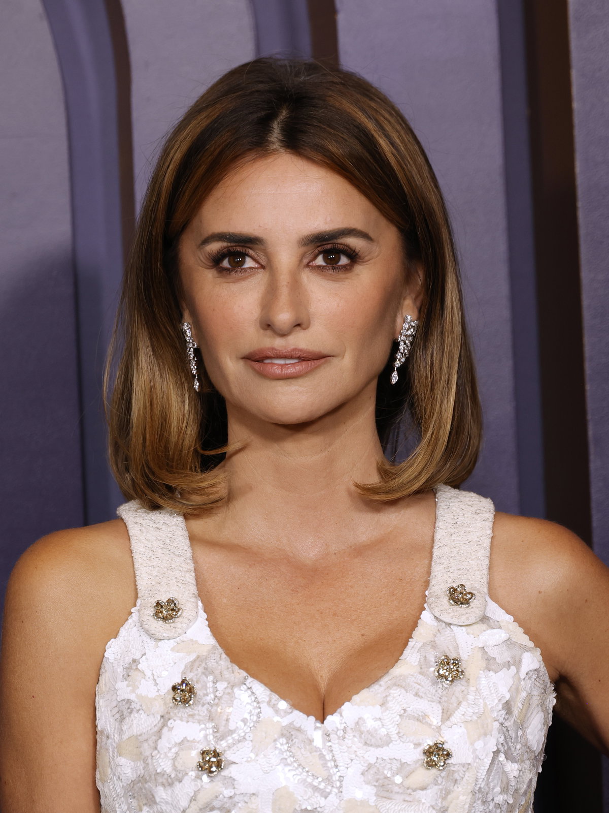 Schauspielerin Penélope Cruz, die anlässlich der 14. Governors Awards der Academy of Motion Picture Arts and Sciences im Ray Dolby Ballroom in Los Angeles über den roten Teppich schritt, entschied sich ebenfalls bereits für den Bob. Nicht nur ihr weißes Chanel-Kleid war ein absoluter Hingucker, nein! Die Beauty setzte auf einen angesagten schulterlangen Flipped Bob, bei dem die Enden schwungvoll nach innen gestylt werden. Ob die halblange Frisur ein neuer Trend wird? Die Frage können wir definitiv mit "Ja" beantworten, denn Bob-Frisuren sehen wir aktuell überall und ein chicer Long Bob passt wirklich zu jeder Gesichtsform.