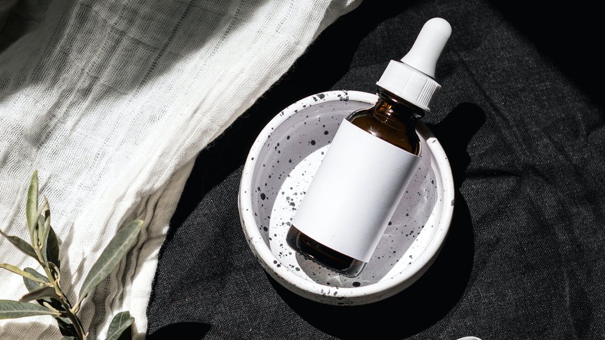 Als Beauty-Redakteurin setze ich auf dieses Drogerie-Serum