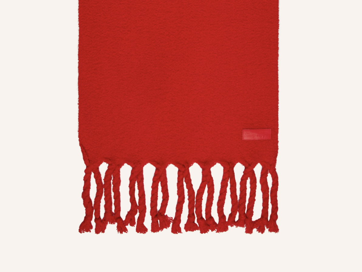 A touch of red: Den kuscheligen Schal in der aktuellen Trendfarbe von Tommy Hilfiger kannst du bei Breuninger für 70 Euro shoppen.