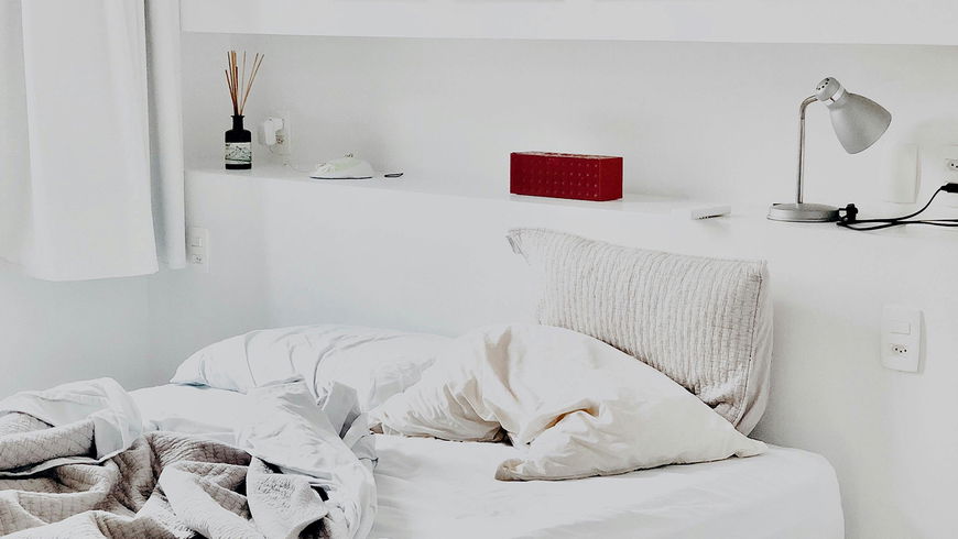 Schlafzimmer ausstatten: 3 Dinge, die für einen besseren Schlaf sorgen