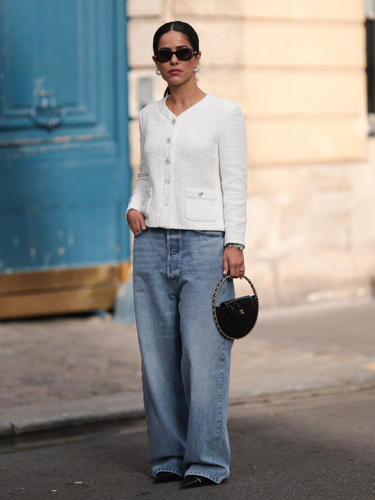 Weite Jeans mit weißer Jacke