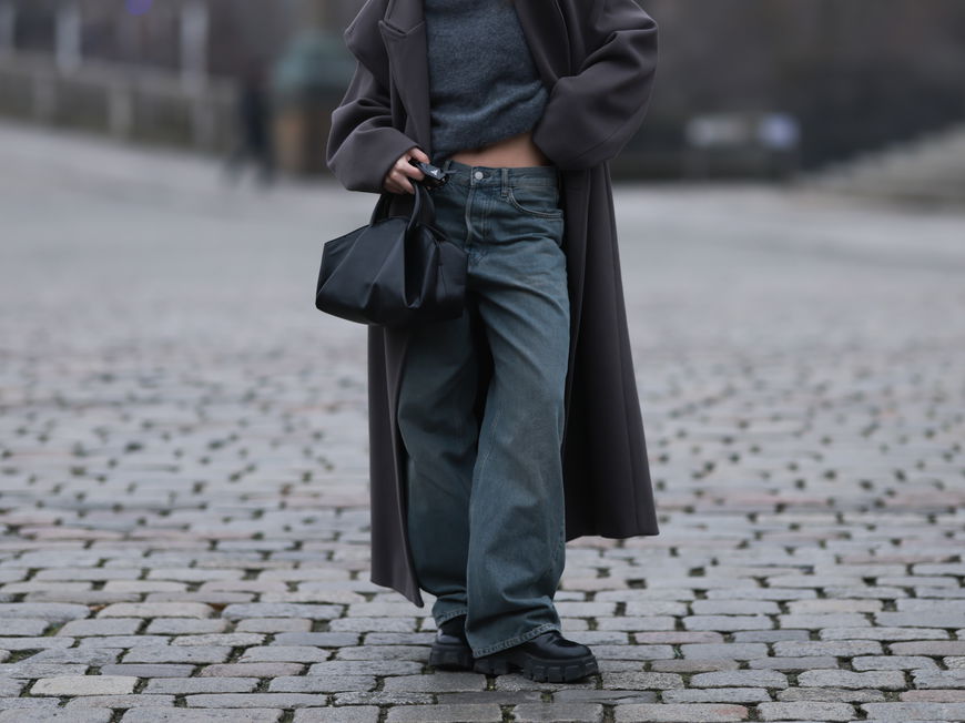 Frau trägt Skaterhose mit Mantel