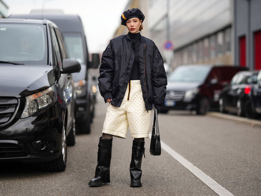 Frau mit weißer Shorts und schwarzen Boots