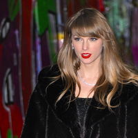Taylor Swift: Diesen roten Lippenstift aus der Drogerie würde sie lieben