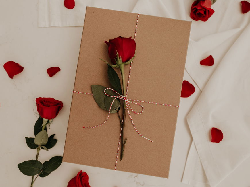 Valentinstagsgeschenk mit Rose