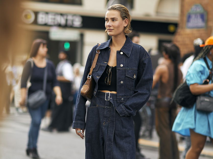 Vera van Erp trägt dunkle Jeans auf paris Fashion Week mit passender Jacke