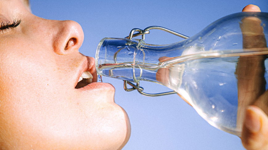 Diese Flasche von Rossmann hilft uns dabei, endlich mehr Wasser zu trinken