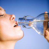 Diese Flasche von Rossmann hilft uns dabei, endlich mehr Wasser zu trinken