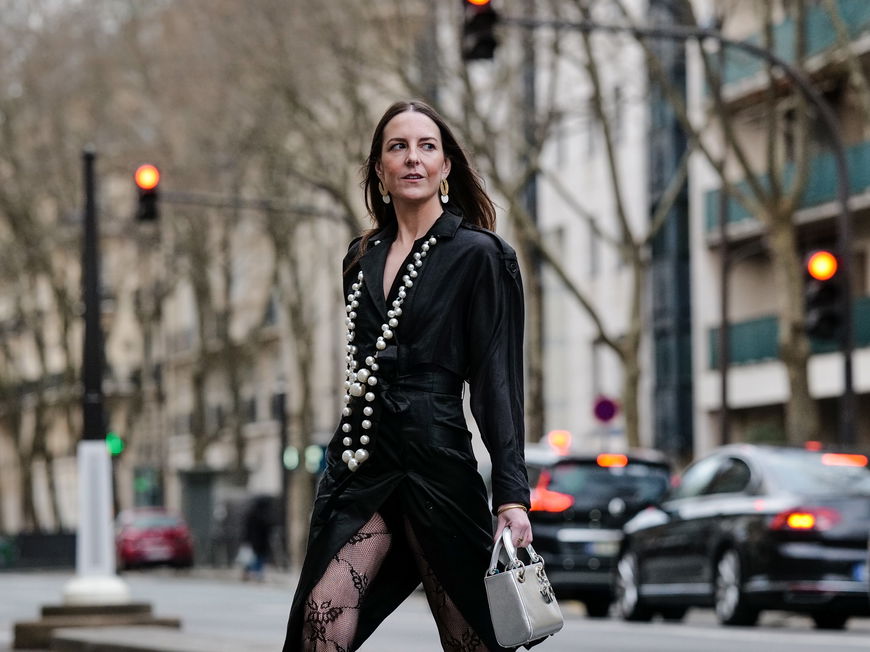 Frau in schwarzem Wickelkleid