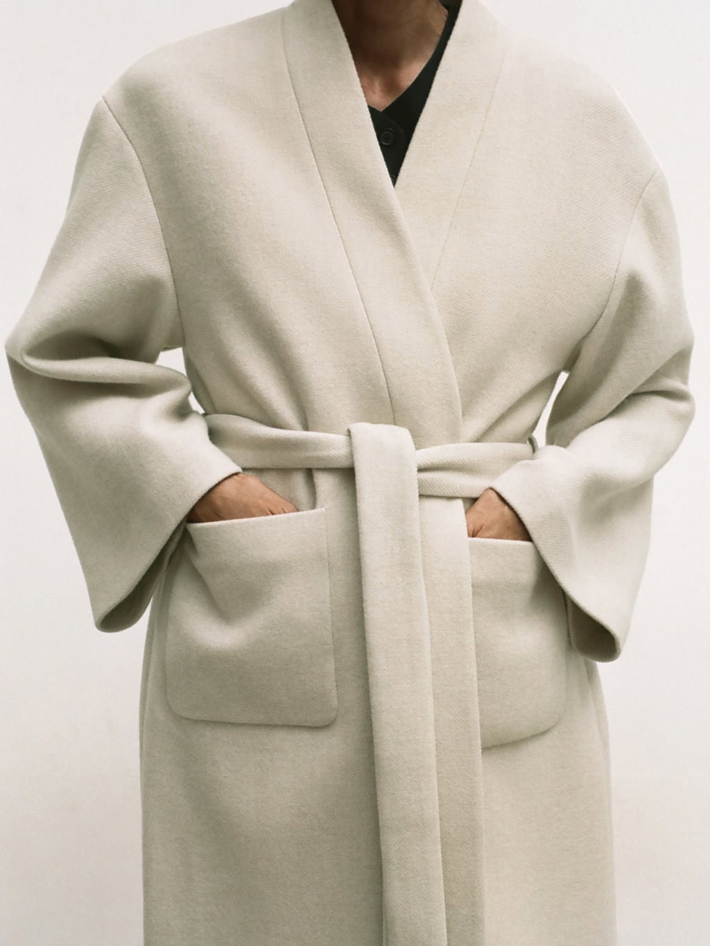 Wer noch auf der Suche nach einem hochwertigen Wollmantel ist, wird bei Zara fündig. Für 40 Euro gehört das zeitlose Modell dir.