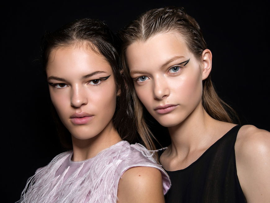 Zwei Models Backstage bei einer Fashion Show