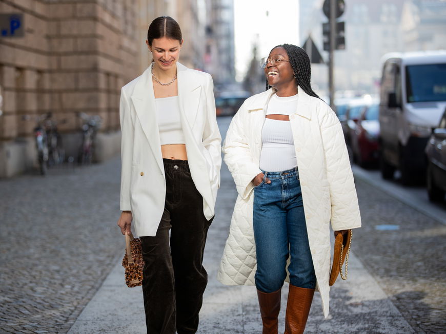 Wir lieben die unterschiedlichsten Körperformen, die sich natürlich an ein und demselben Trend bedienen dürfen und darin toll aussehen. Die Fashionistas Jacqueline Zelwis und Brigitte Herskind liefern den Beweis – so stylisch.