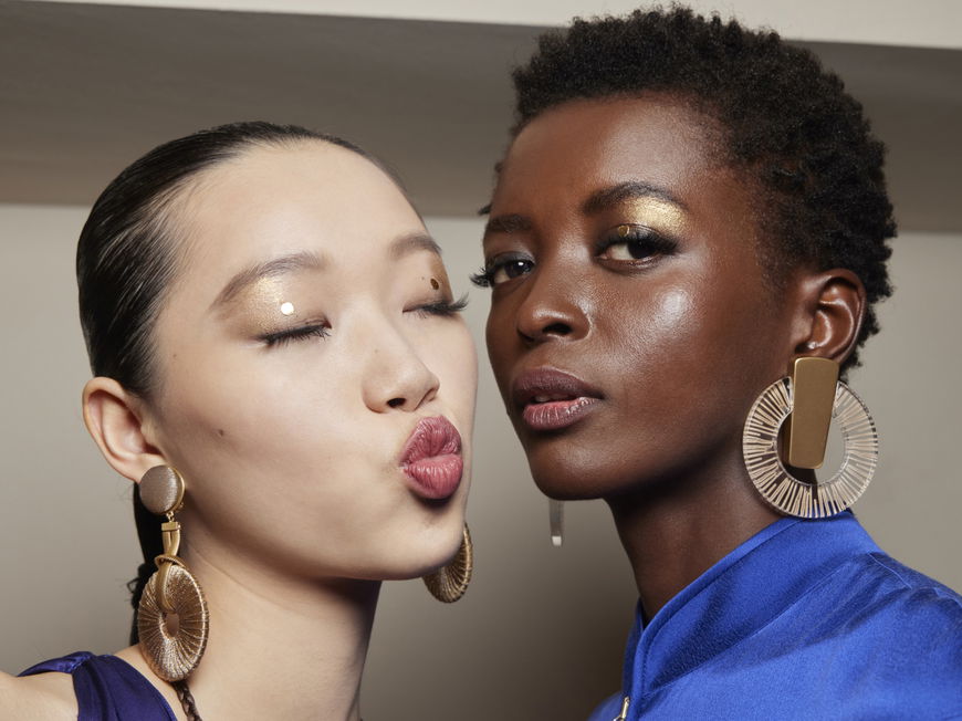 Egal ob du einen dramatischen, natürlichen oder wasserfesten Look bevorzugst - es gibt für jeden Geschmack die passende Wimperntusche.