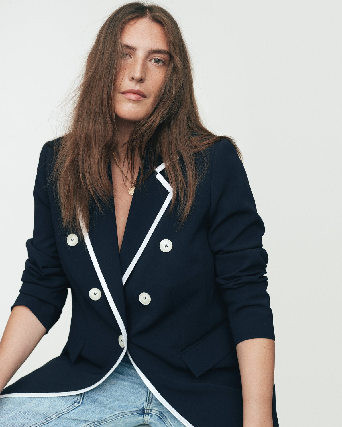 Ahoi! Der Doppelreiher-Blazer sorgt für Maritim-Vibes.