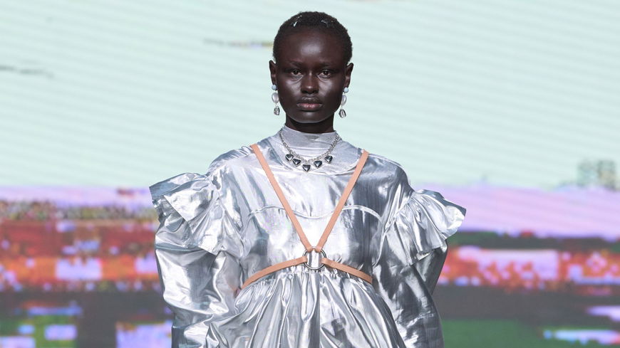 Frisch vom Laufsteg: Diesen Kleider-Trend von der London Fashion Week shoppen wir günstig nach